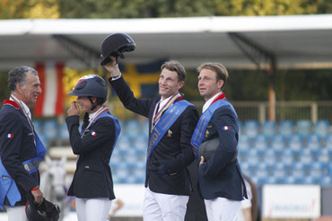 Kevin Staut celebrating the French team silver in Madrid together with his team mates. 