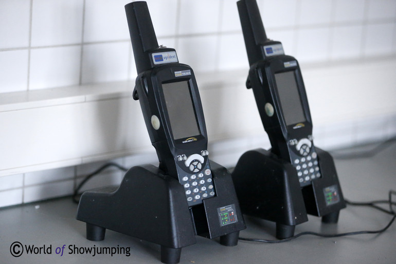 These 'walkie-talkies' can read the chip number of the mares, and then all the data about the inseminations is added and when at the station the information is send to the computer. 