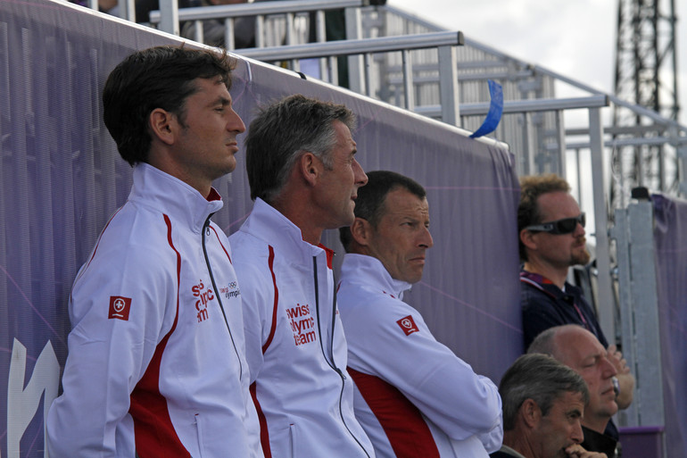 3/4 of the Swiss team having a close look at the vet-check. 