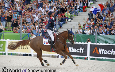 A happy Kevin Staut salutes the crowds after going clear in the team final on Reveur de Hurtebise.