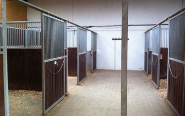 Indoor stable