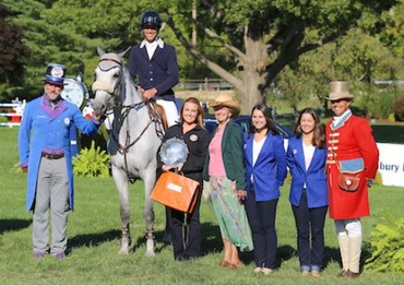 Andres Rodriguez and SF Ariantha accept the Equis Boutique “Best Presented Horse” award. Photo by Jump Media. 