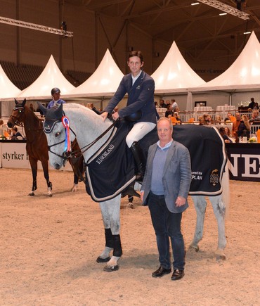 Billy Twomey won Friday's biggest class in Oslo - here with Jørn Longem representing the competition sponsor Teleplan. Photo (c) Anton Granhus/www.oslohorseshow.com.