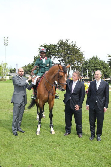 Prince Moulay Abdellah Alaoui, President of the Royal Moroccan Federation for Equestrian Sports, Abdelkebir Ouaddar & Quickly de Kreisker, Christian Baillet, President of the Jumping Owners Club and Rémi Cléro, President of the CSIO5* La Baule. Photo (c) PSV/Jean Morel. 