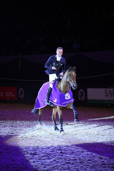Julien Epaillard and Cristallo A LM won again - this time at the Horse of the Year Show. Photo (c) ES Photography.