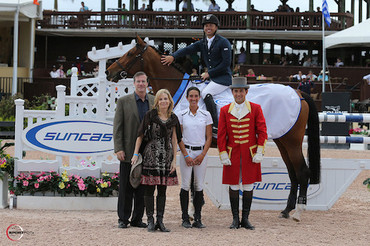 Kent Farrington and Waomi in their winning presentation with Michael and Diane Slavin, Lauren Tisbo of Suncast®, and ringmaster Gustavo Murcia. Photo (c) Sportfot.