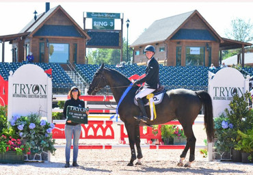 Wilton Porter and Delinquent JX pose with groom Monica Melero in their award presentation. Photo ©ManciniPhotos.