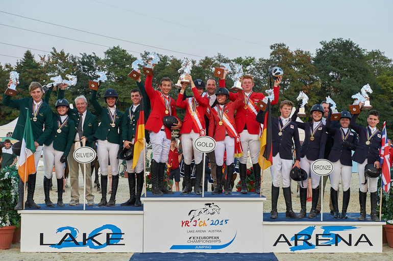 The medal winning junior teams. Photo (c) Herve Bonnaud.