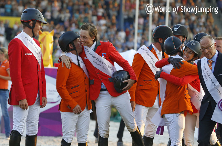 Hugs all around at the prize giving. Photo (c) Jenny Abrahamsson.