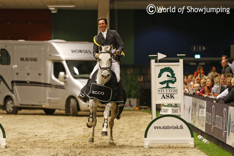 A big smile from Hans-Thorben Rüder! Orlanda got replaced by a calmer horse at the prize giving. 