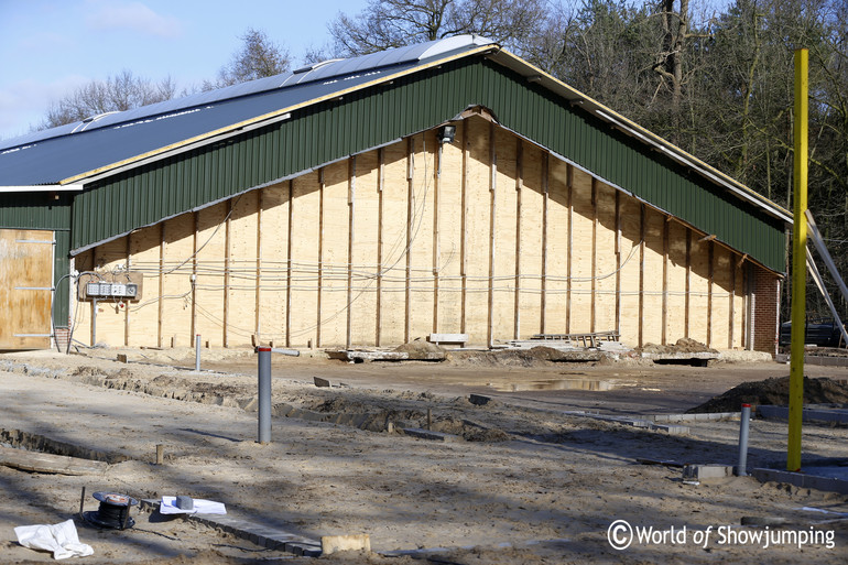 This is how it looks at the front of the yard today. The indoor will now get bigger and several boxes will be added to the stables. There will also be space for an office.