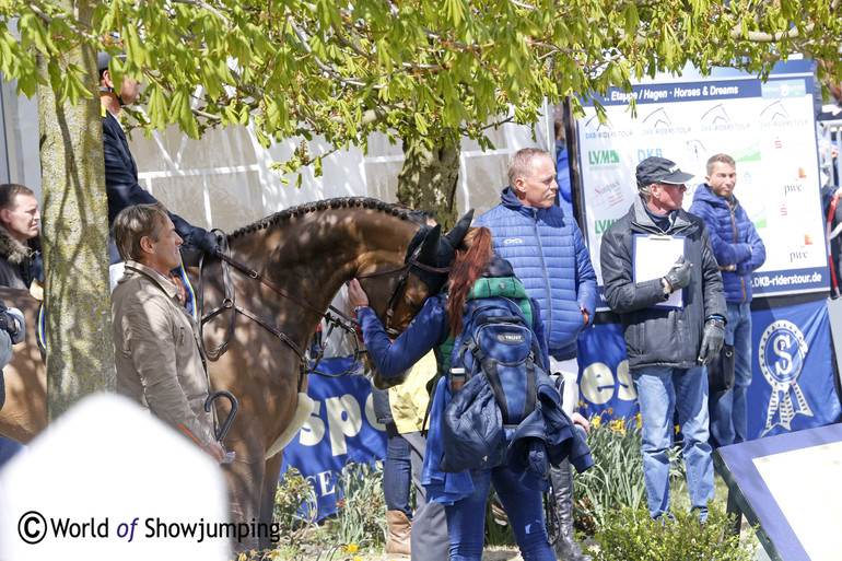 Oleksandr Onyshchenko's Calcourt Falklund getting some love before entering the course, and Markus Fuchs was present as new coach for the Ukraine team. 