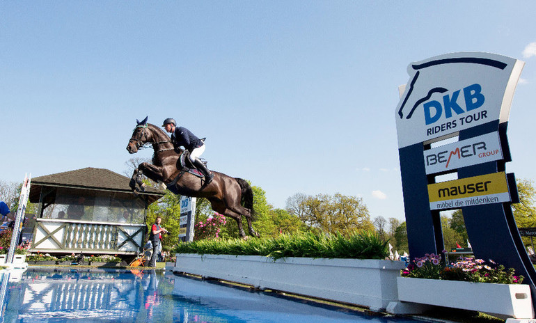 Mario Stevens won Friday's qualification for the derby in Hamburg with El Bandfata B. Photo (c) Stefan Lafrentz.