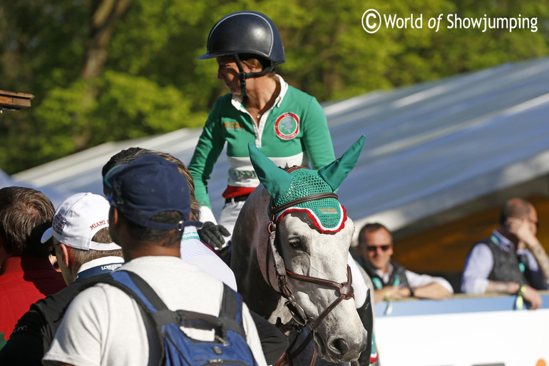 Laura Kraut, riding Confu for Rome Gladiators, taking a closer look at the other competitors on the monitor. 