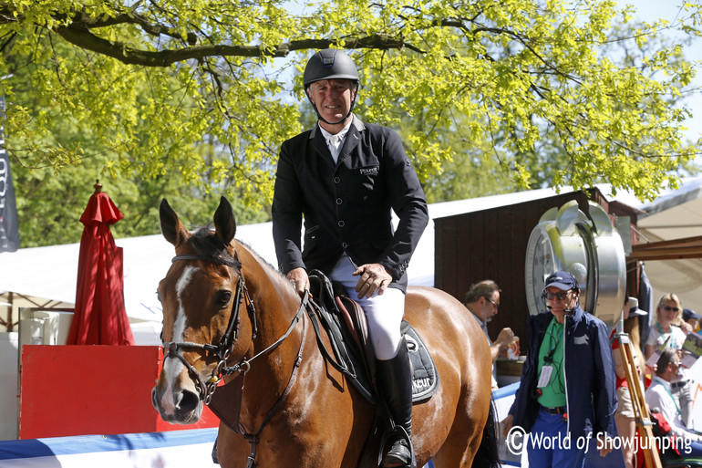 Roger Yves Bost always has time for a smile. Here on his way in to the arena riding Qoud'Coeur de la Loge. 