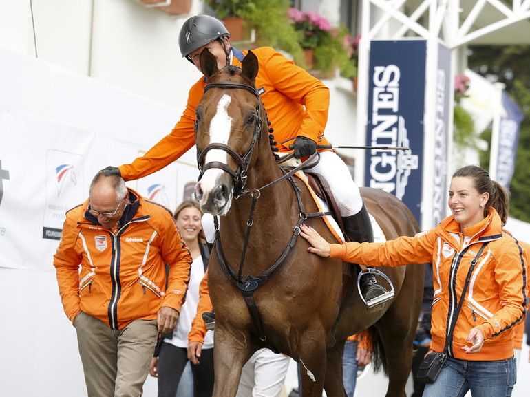 Wout-Jan van der Schans having a bit of fun with Chef d'Equipe Rob Ehrens. Photo (c) Tiffany van Halle.