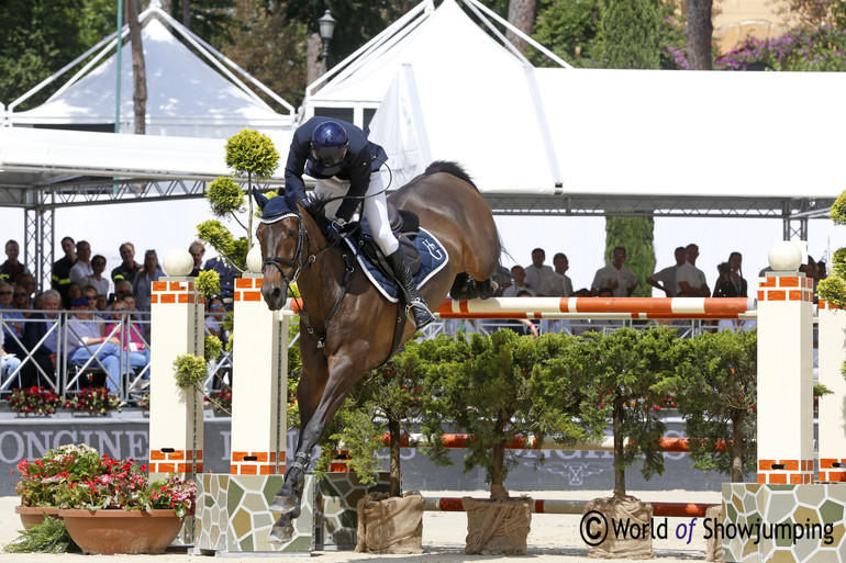 Carlos Lopez and Admara 2 giving everything over the last fence. 