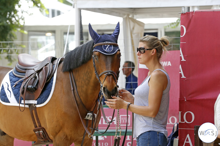 Jessica Mendoza's Ramiro de Belle Vue waiting with groom Lisa Martins.