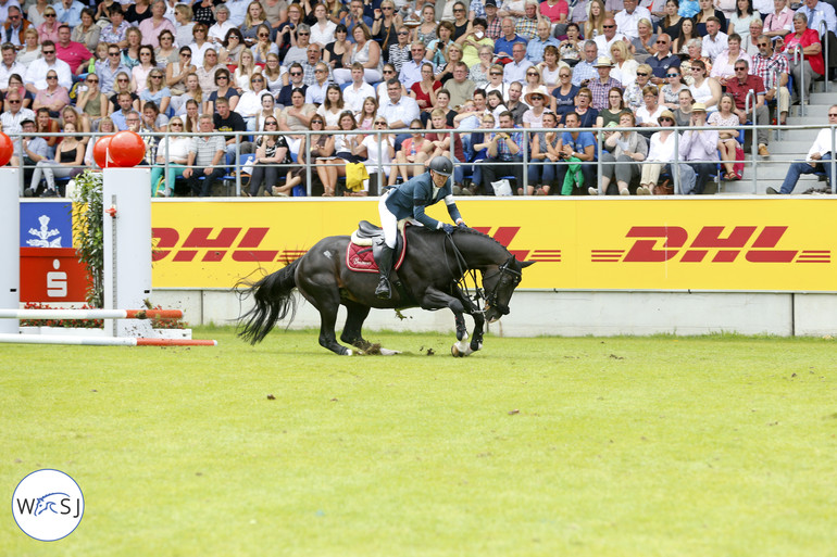 Simon Delestre's Qlassic Bois Margot stumbled in the landing after nr 7, but got back up and finished the first round with a total of 9 faults. 