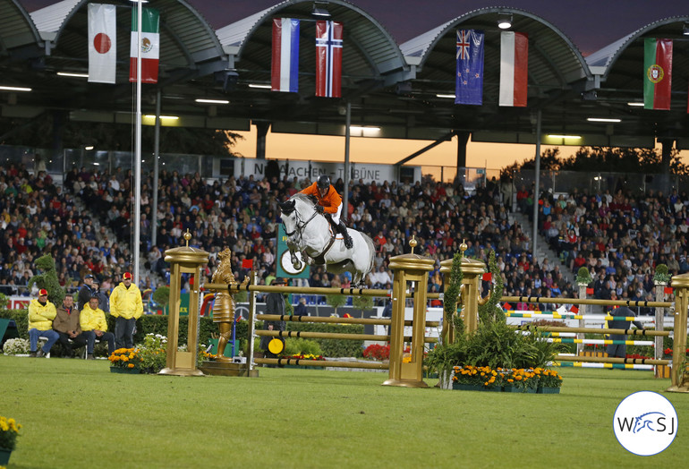 It was a magical evening with the sun going down behind the arena. Here Gerco Schröder with Glock's Cognac Champblanc, who surprisingly delivered 9 and 4 faults. In general the Dutch team had a bad day at work, ending last in the Nations Cup. 