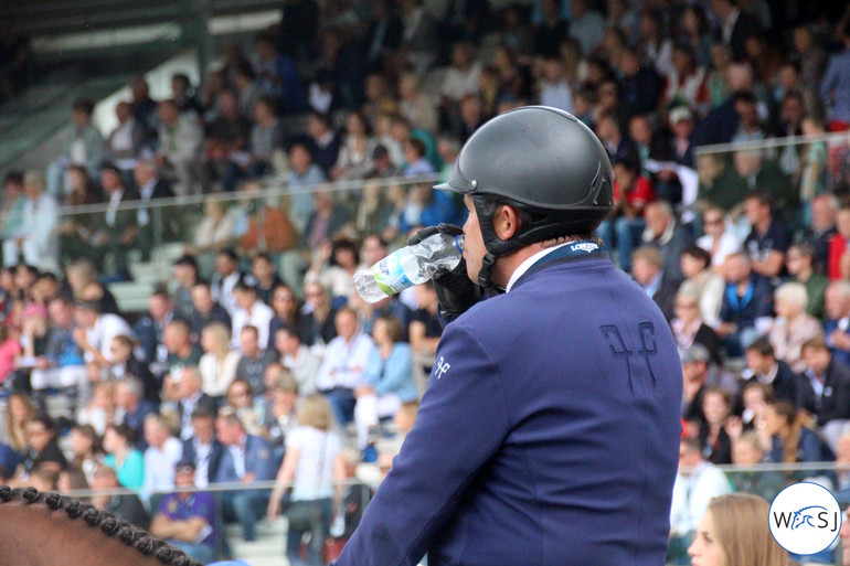 Wout-Jan van der Schans makes sure to stay hydrated before entering the ring. Photo (c) World of Showjumping.