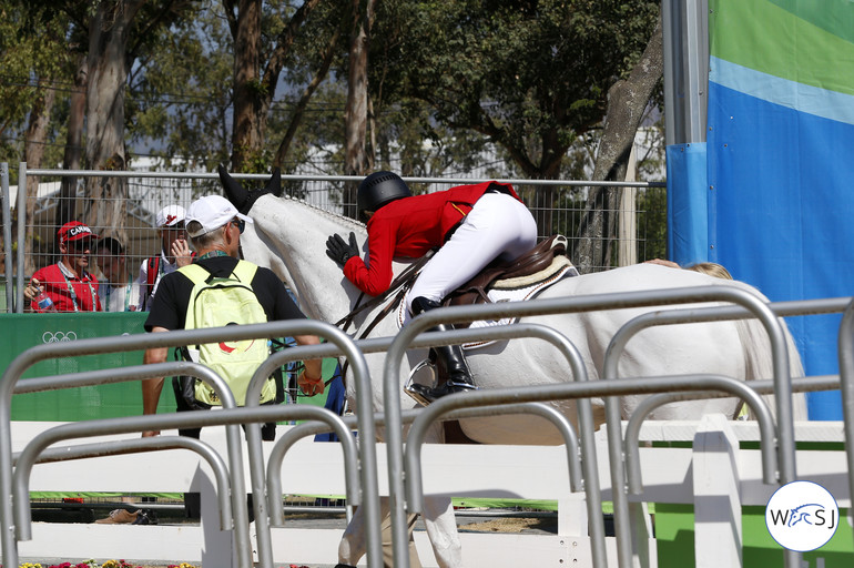 Meredith Michaels-Beerbaum got her spot on the German team in the very last minute after Marcus Ehning's Cornado injured himself. Of course Fibonacci deserved a hug after a beautiful clear round. 