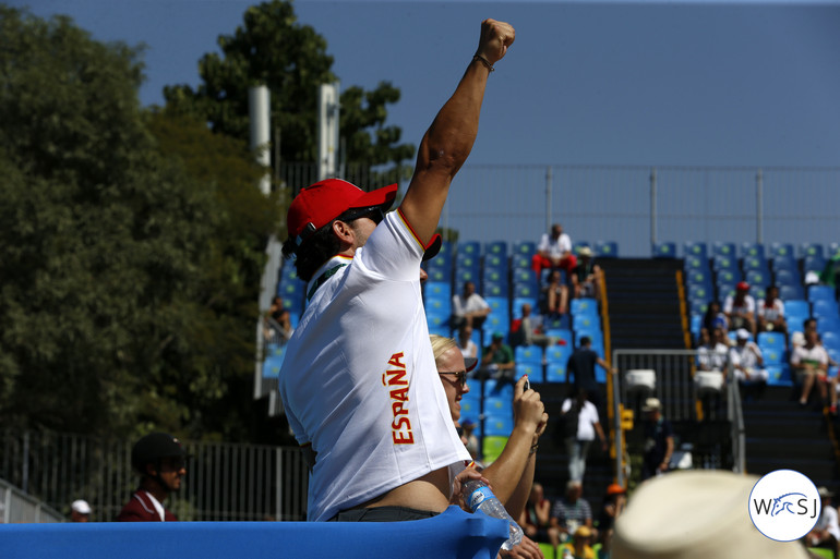 Sergio Alvarez Moya celebrating Manuel Fernandez Saro's four faults with U Watch. 