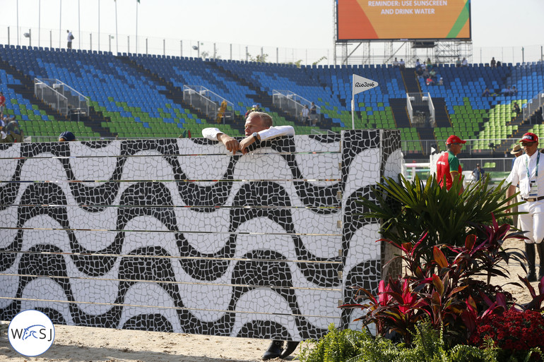 The double of planks got a lot of attention during the course walk, but didn't cause that many faults during the competition. Here Jerome Guery having a closer look. 