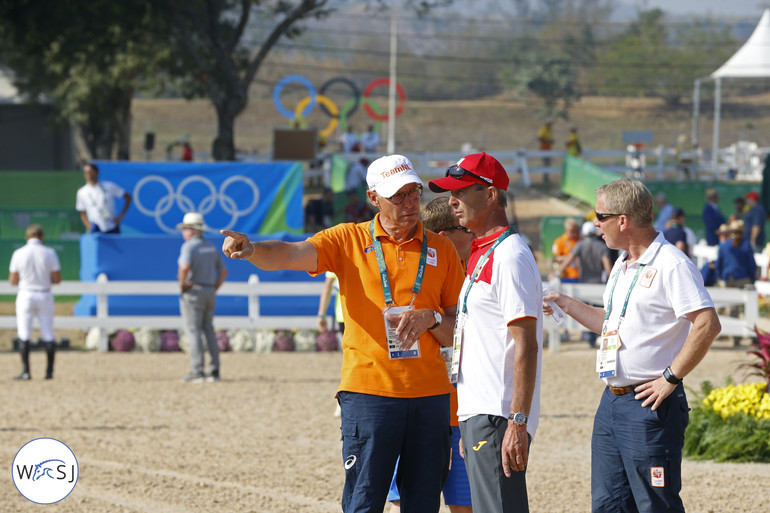 The Dutch Chef d'Equipe Rob Ehrens and Spain's trainer Eric van der Vleuten discussing the course. 