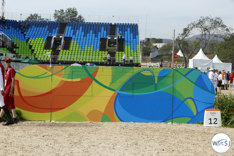 Here the beautiful work of the Rio 2016 Look of the Games, representing all the natural richness of Rio on this great panel, is depicted here in this tall wall.