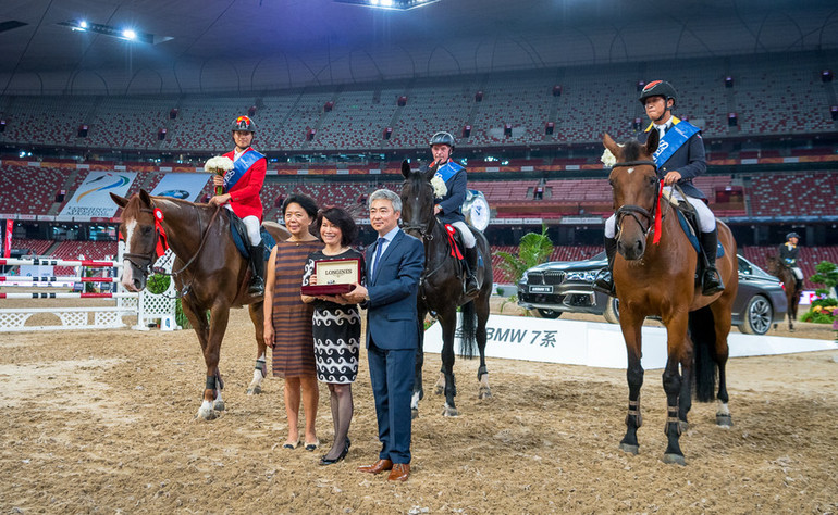 The winning team with f.t.l  Jing Li, President Dashing Equestrian, Susen Chen, President Swatch Group China and Dennis Li, Vice Prsident Longines China. Photo (c) Longines Beijing Masters/ Arnd Bronkhorst.  