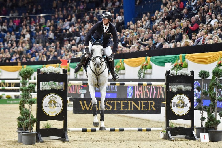 Felix Hassmann and Cayenne WZ won the Warsteiner Brewery prize. Photo (c) Karl-Heinz Frieler.