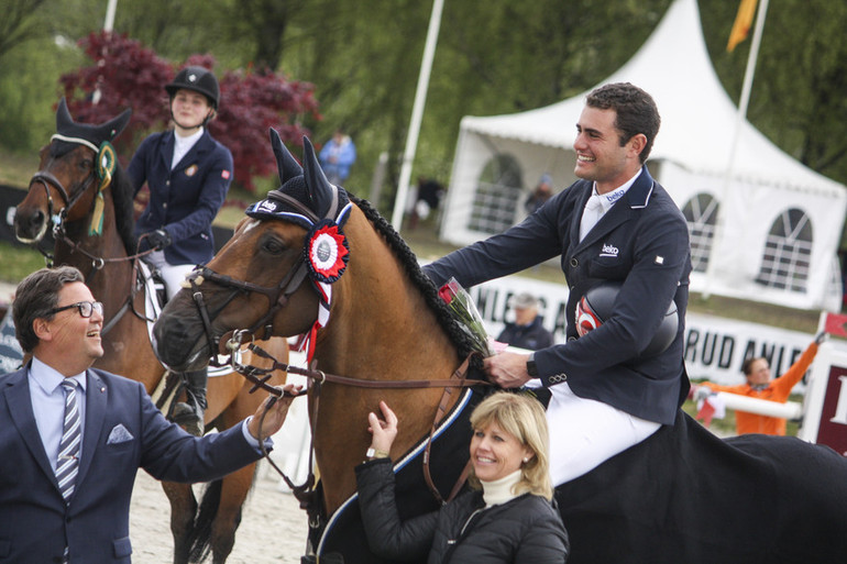 A happy winner in Drammen. Derin Demirsoy and Harry K. Photo Alice Bjerke. 