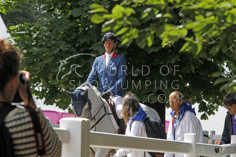 Kevin Staut and Silvana on their way to the arena. 