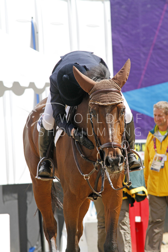 Julia Hargreaves giving her Vedor a hug after a clear round.
