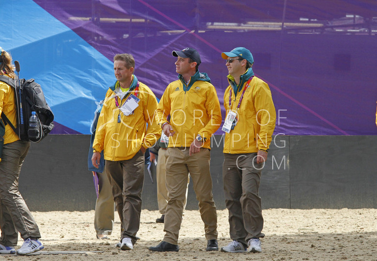 And it was really strange to see Denis Lynch (in the middle) in the Australian colours instead. He is here as a trainer for Julia Hargreaves.