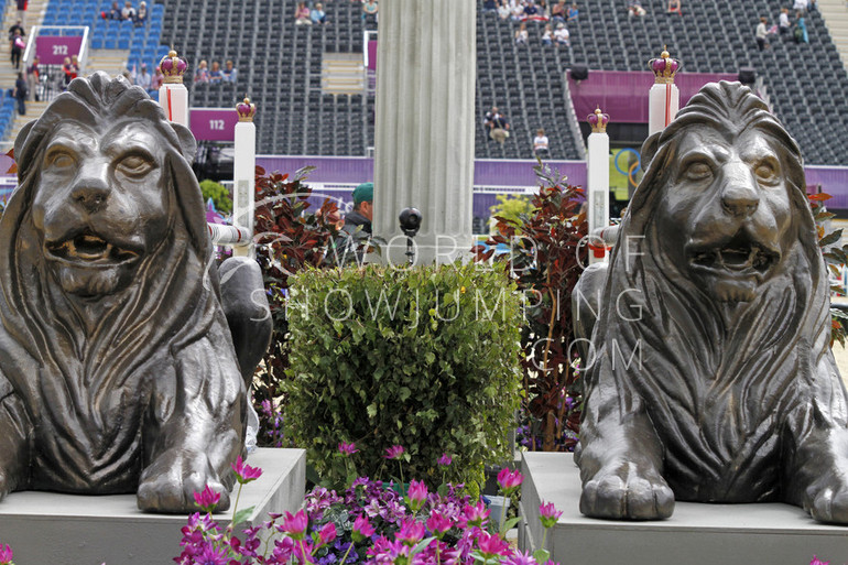 The fence designing at the London Olympics is amazing. Every fence has a British theme to it, and they all look incredible. Here's a selection from yesterday's team final, and we start off with the guarding lions at the Nelson's Column fence. Click in here to read more about each of the amazing fences. 