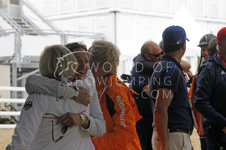 Meredith gives Nick Skelton's partner Laura Kraut a big hug!