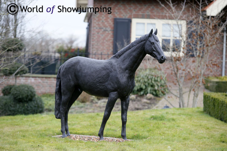 The beautiful statue that welcomes visitors to Stal de Sjiem.