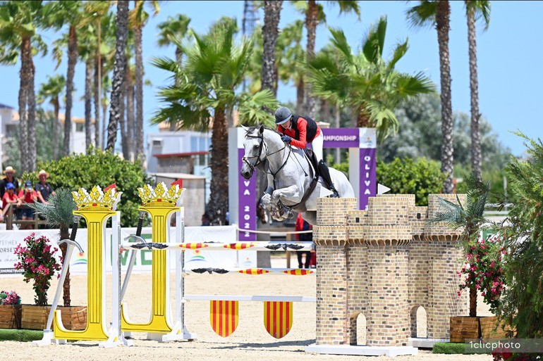 The Belgian Juniors are leading the way ahead of the second and deciding round of the team final, here Evelyne Putters and Nabeau van het Migroveld Z. Photo © Hervé Bonnaud / www.1clicphoto.com.