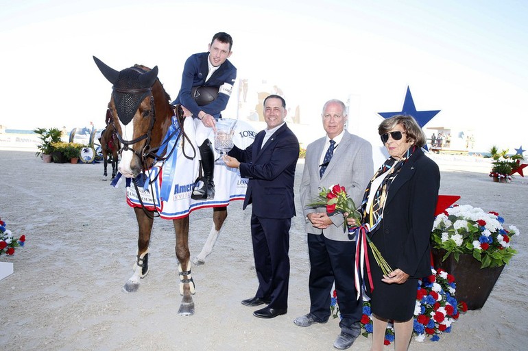 Miami Beach Mayor Philip Levine presents trophy to Scott Brash. Photo Stefano Grasso/LGCT.