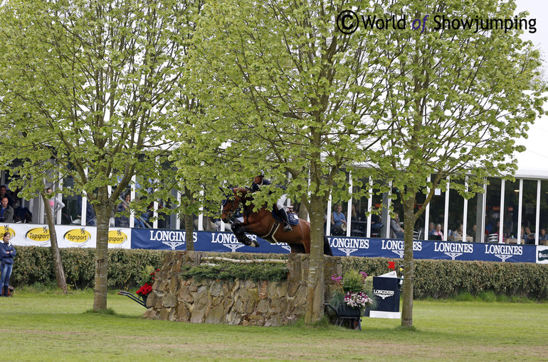 Thomas De Wit and Daling v't Plutoniahof over the first fence. 