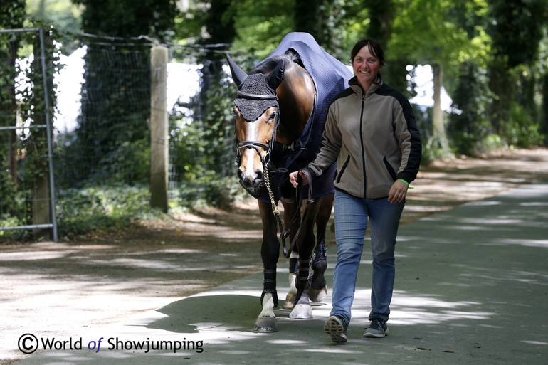 Carsten-Otto's groom Kirsten Jensen on her way to the warm-up arena with Alicia SN.