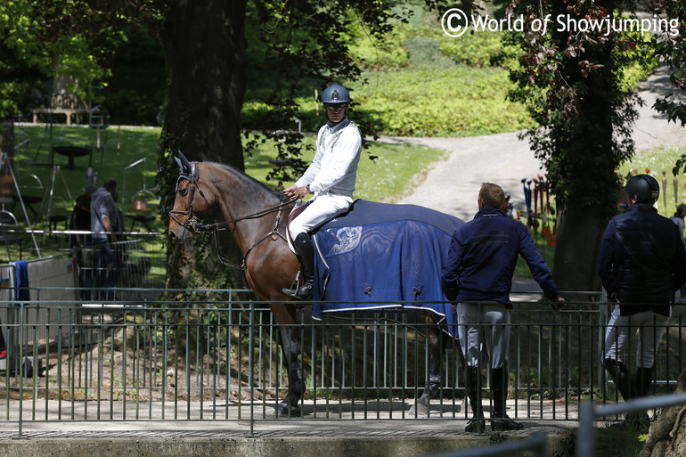 Gert-Jan Brugging with Vita having a chat on his way to the warm-up. 