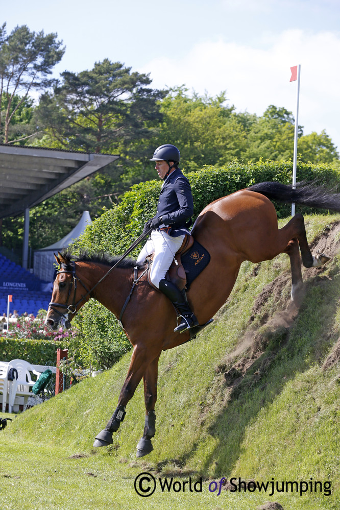 Some horses jumped as far away from the bank as possible, while others - like Kai Rüder's Cross Keys - chose to jump straight down. 