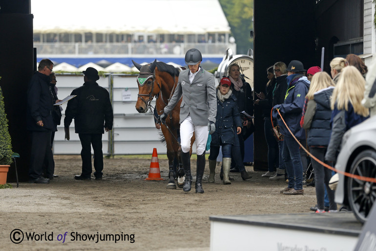 Henrik von Eckermann had to walk Cantinero out after the second round since the two of them parted ways. 