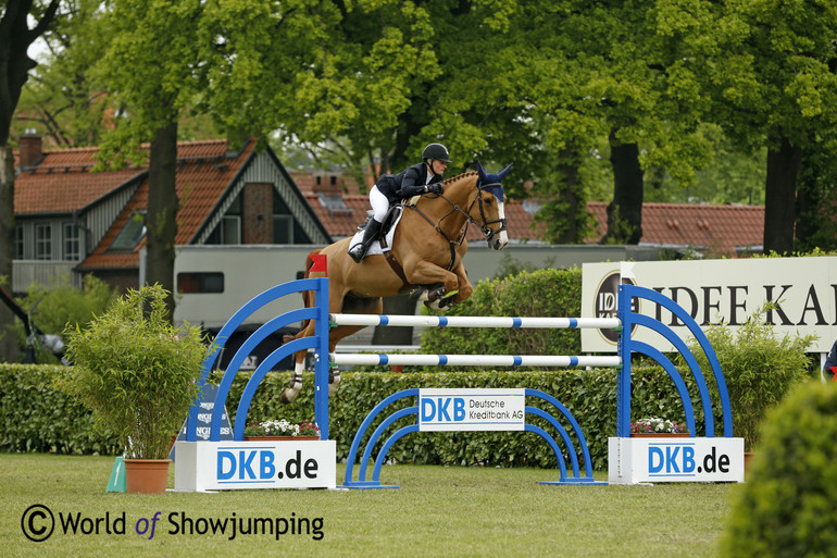 Some riders just had a bad day at work during the Grand Prix. Kaya Lüthi was one of them. A misunderstanding had Pret a Tout jump Kaya out of the saddle and she had to leave the ring by foot. 