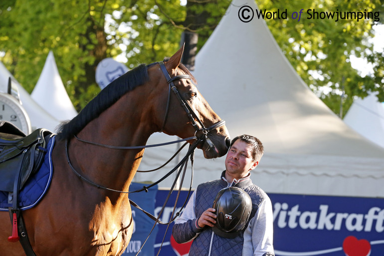 Colore and Stefan enjoying the sun while waiting for Hansi. 