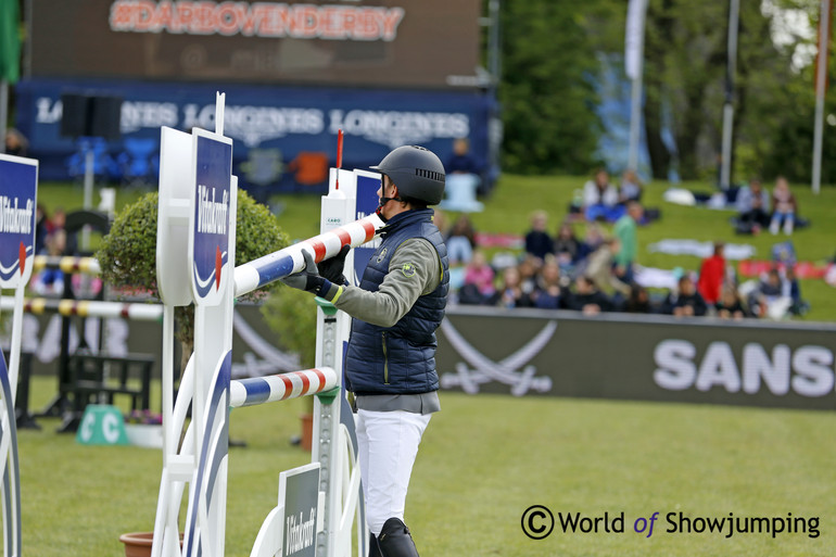 Henrik von Eckermann somehow managed to knock one pole down when walking the course, so it was just to build it up again. 