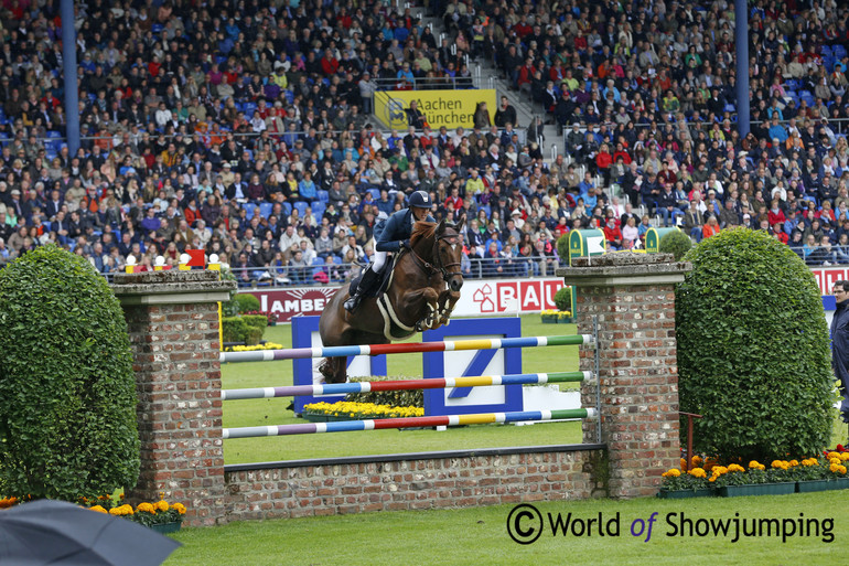 Simon Delestre with Ryan Des Hayettes in front of the packed stands. Photo (c) Jenny Abrahamsson.